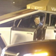 Imagen para el artículo titulado Elon Musk se lleva por delante el poste de señalización de un estacionamiento al estrenar su Tesla Cybertruck